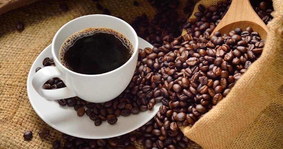 Según algunos estudios, las mujeres que beben mucho café pueden tener un mayor riesgo de fracturas óseas.